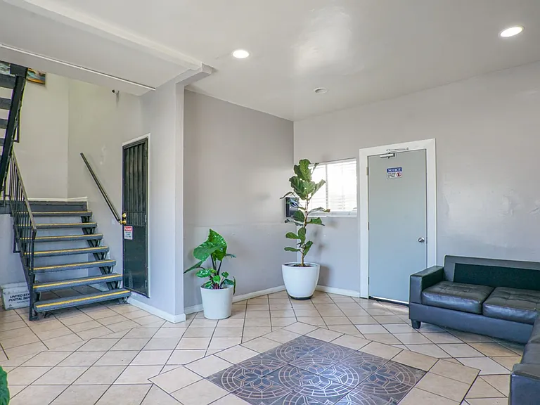 West Adams Studio Apartments — Photo 8