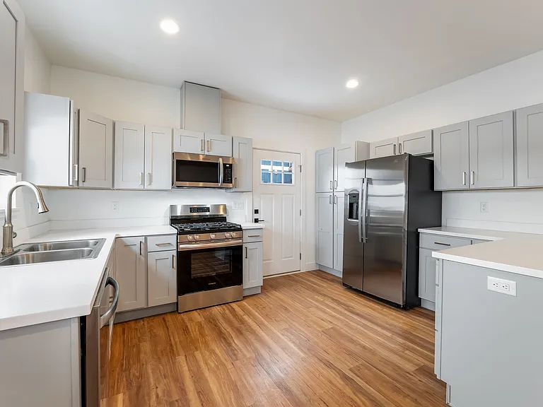 Silver Star Apartments — Photo 92