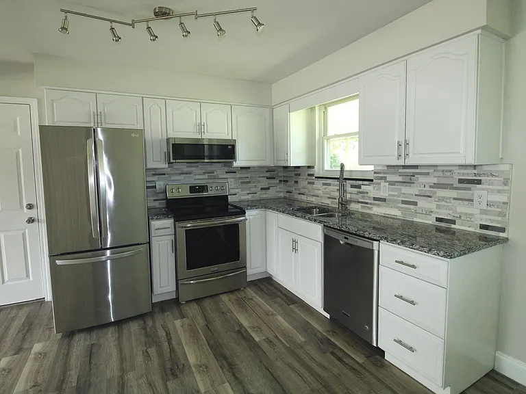 3350 Sunnyside Dr — Photo 2