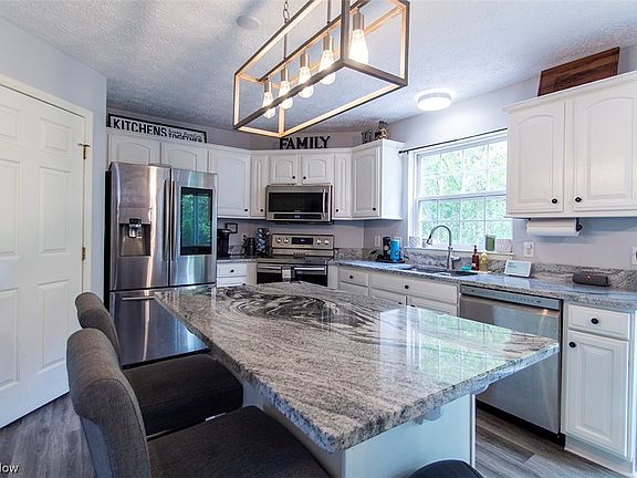 3rd image of 5858 Churchill Way