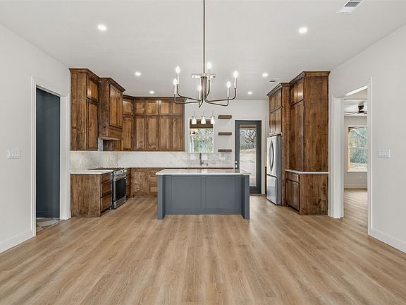 5th image of 127 Canyon Ridge Dr