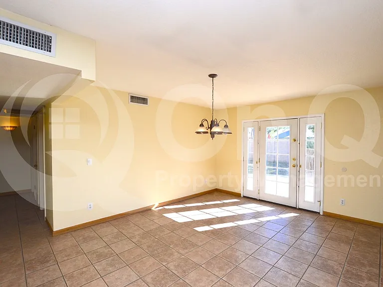 5019 E Laurel Ln — Photo 8