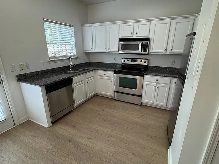 809 Benton Ave — Photo 5