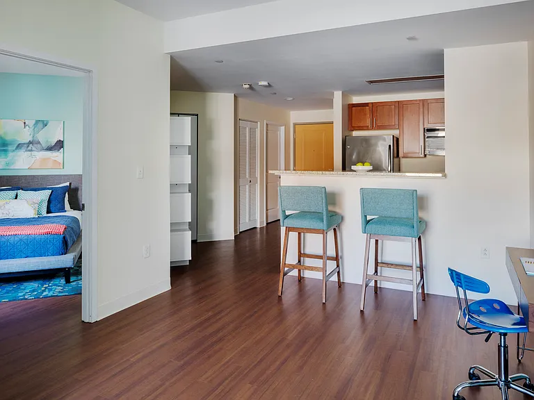 Peninsula Apartments — Photo 7