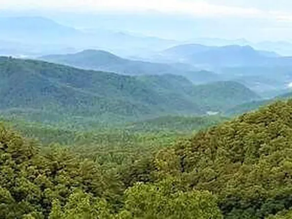 18 Red Maple Ln, Sevierville, TN 37876