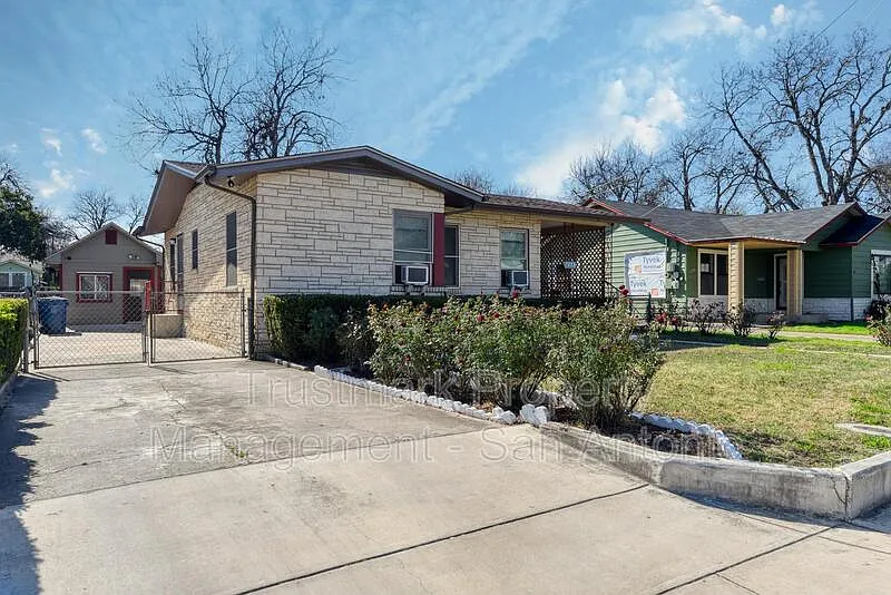 2 bed, 1.0 bath, 840 sqft, $1,300 — Photo 2