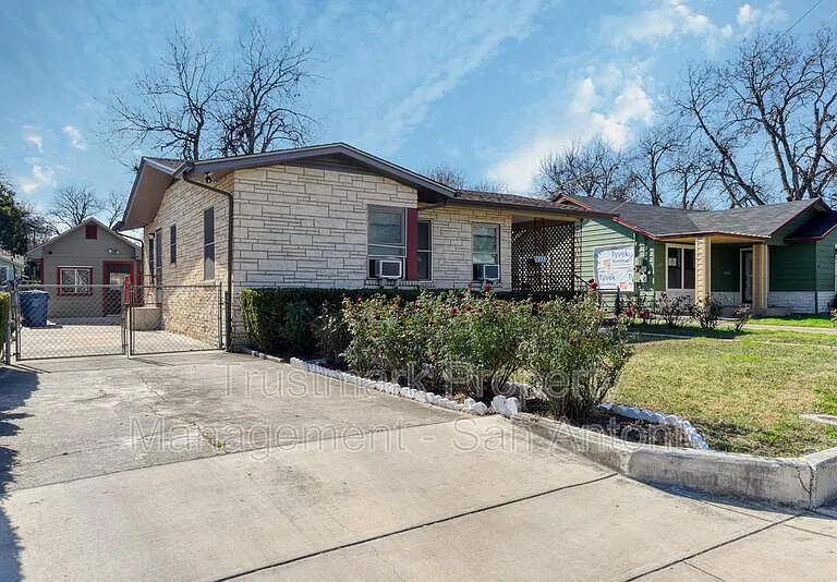1322 W Malone Ave — Photo 2