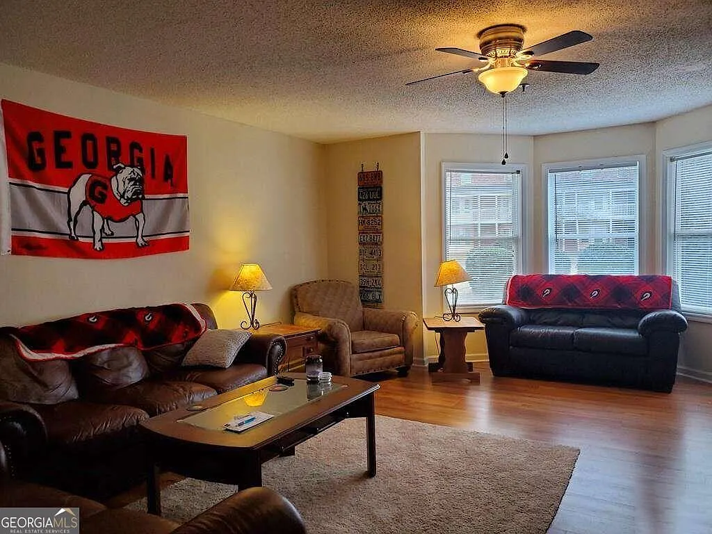 5 bed, 4.0 bath, 3692 sqft, $2,200 — Photo 1