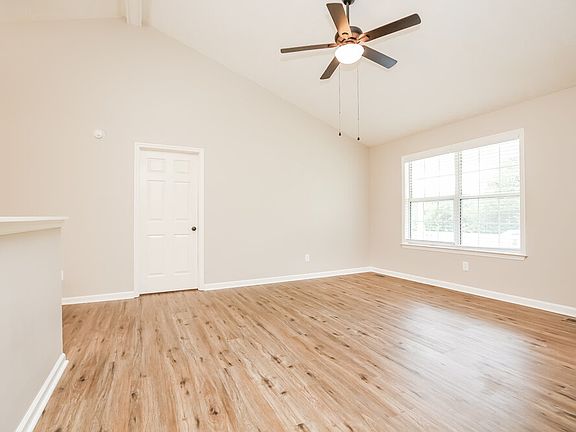 4th image of 300 Southlake Dr