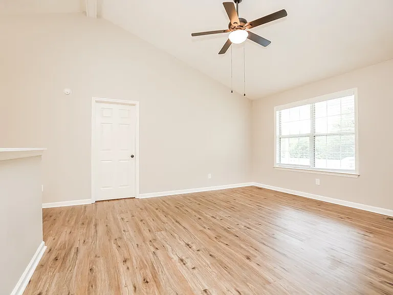300 Southlake Dr — Photo 4
