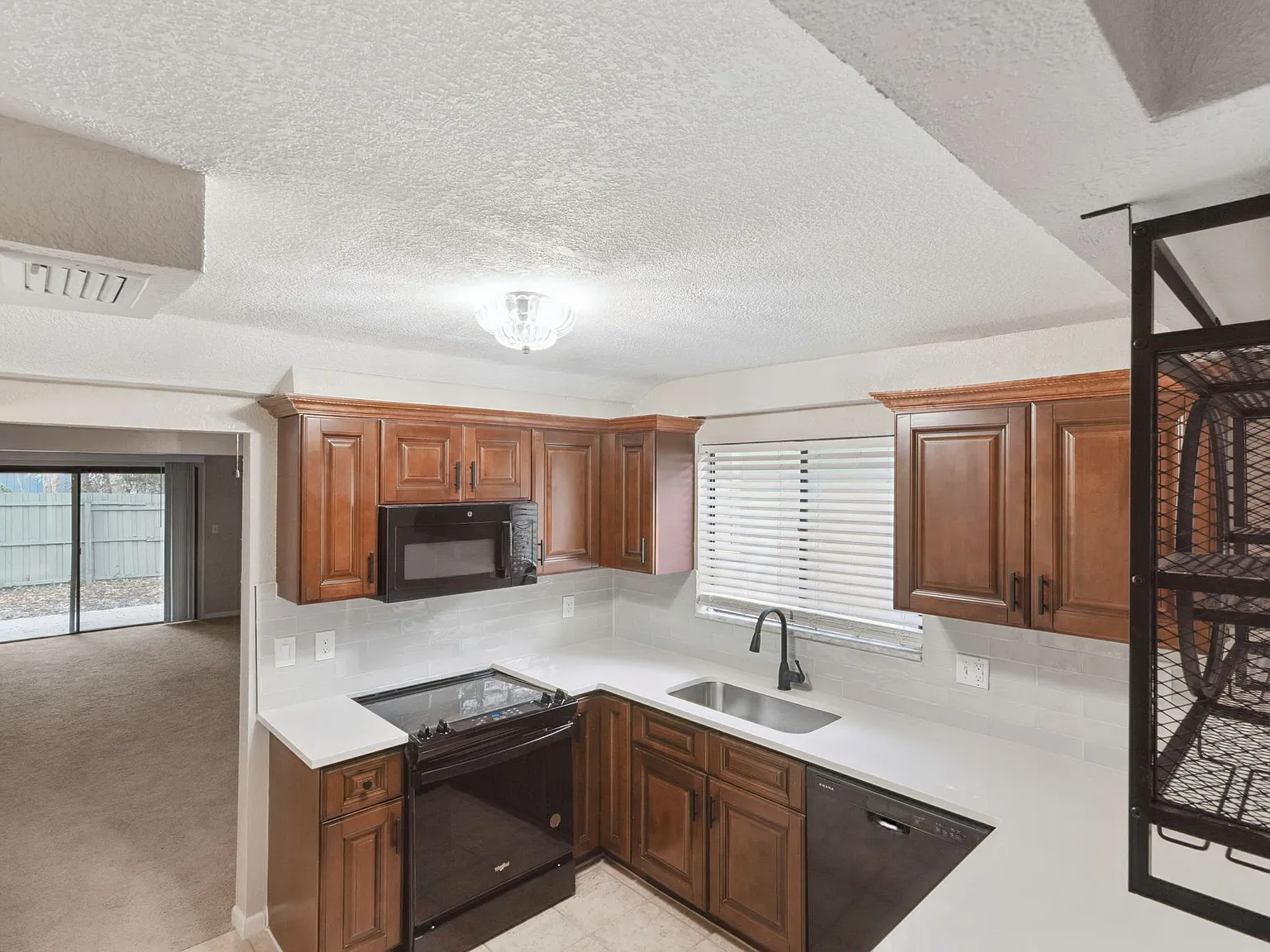 3 bed, 2.5 bath, 1664 sqft, $2,350 — Photo 1