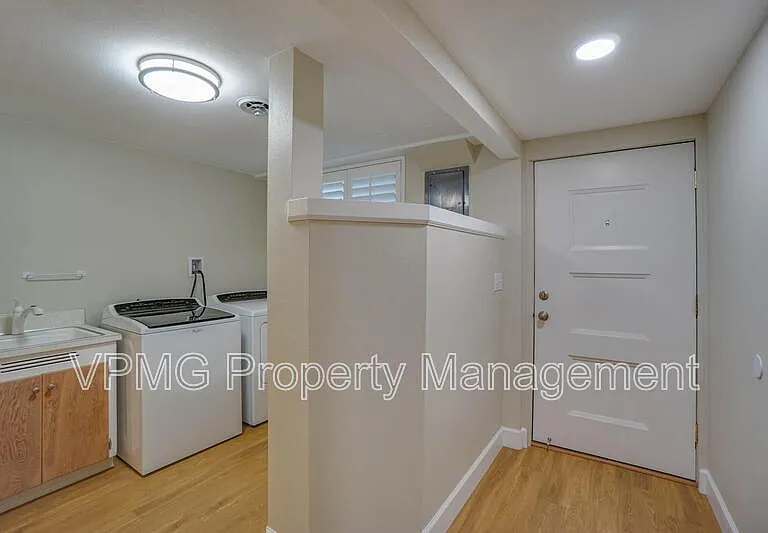2218 E 18th St #B — Photo 10
