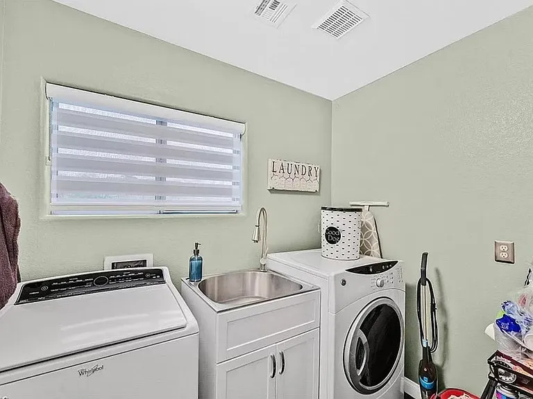 7882 W Gilmore Ave — Photo 17