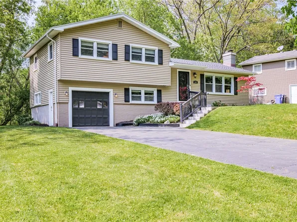 105 Burrows Hills Dr, Penfield, NY 14625