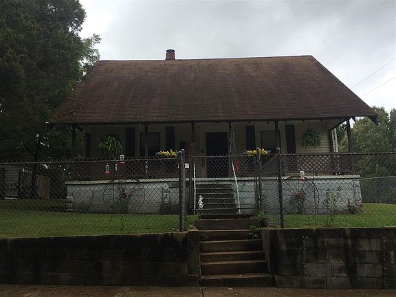 2nd image of 902 Clare Ave