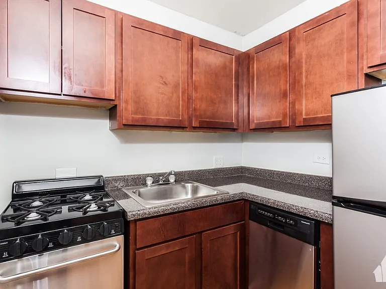 800 W Cornelia Ave #206 — Photo 2
