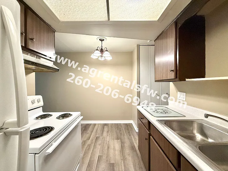 901-931 West Brookwood Court — Photo 14