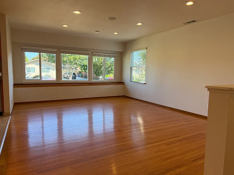 3378 Vanderbilt Way — Photo 6
