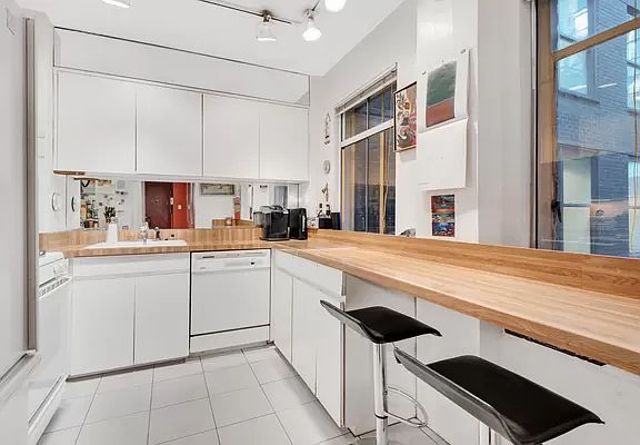 4th image of 45 W 54th St #9E