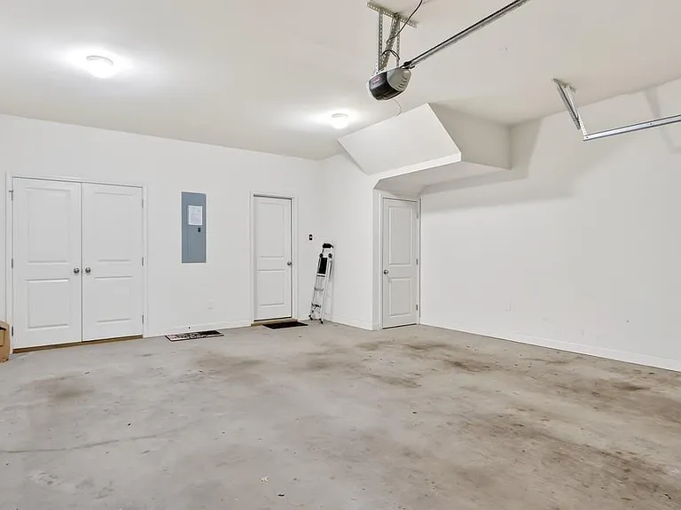 7205 Lowery Oak Dr — Photo 35