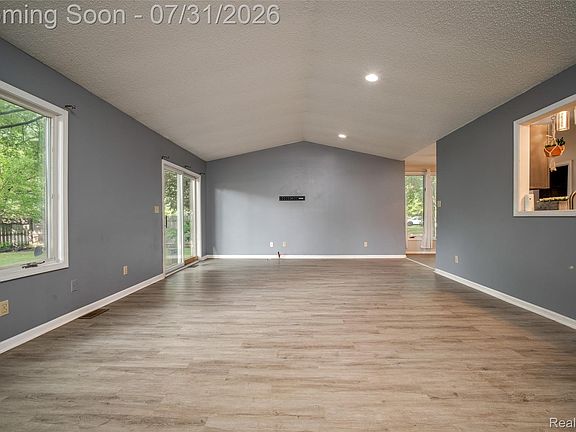 5th image of 26085 Superior Rd