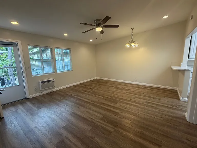 2119 E Westport Dr #7 — Photo 2