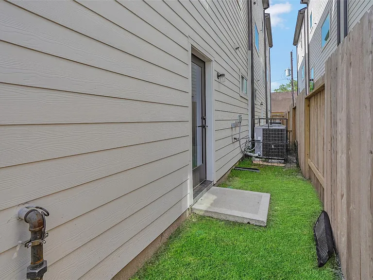 2711 Rosalie St — Photo 27