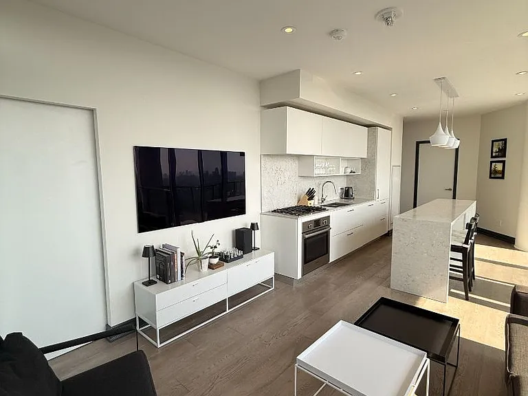 5 Soudan Ave #3406 — Photo 2