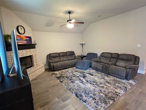 3rd image of 209 Rees Ave