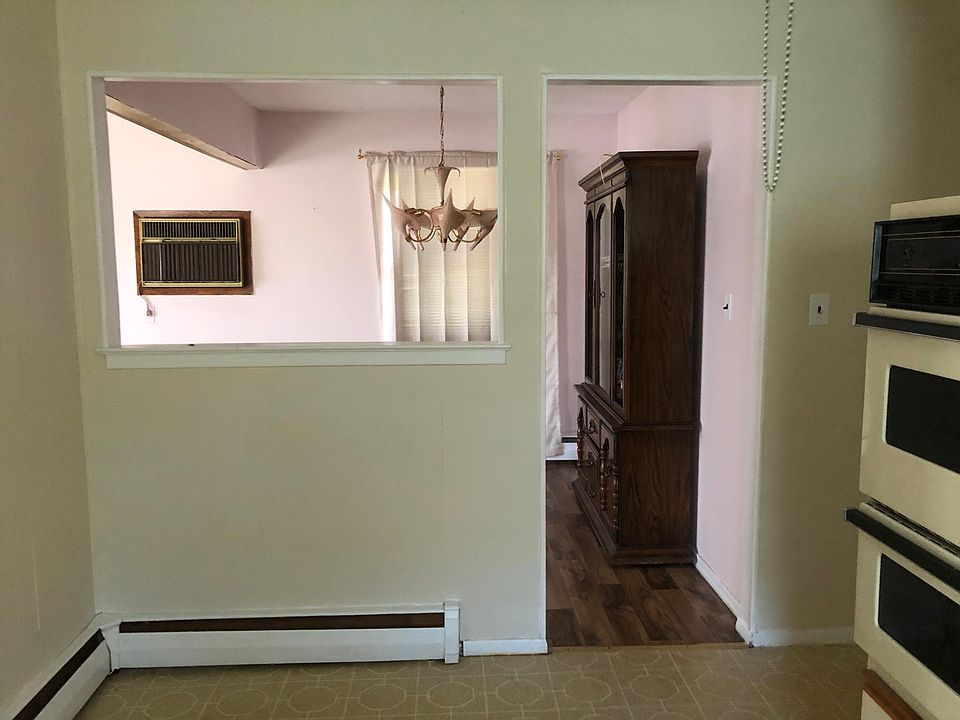 2nd image of 121 Washington Pl