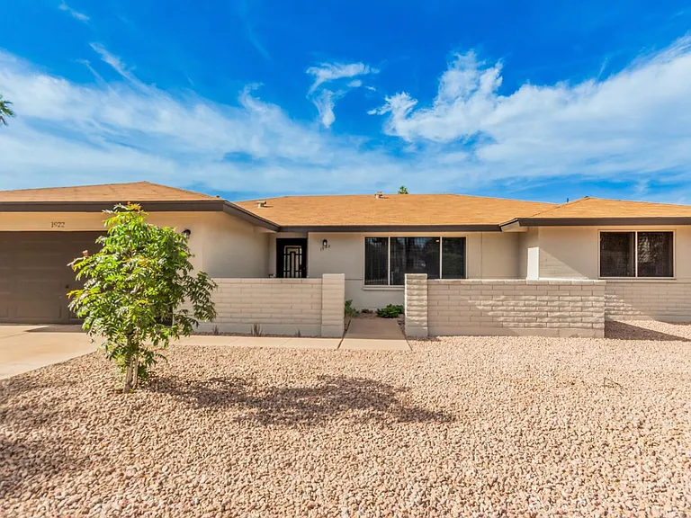 1922 E Laguna Dr — Photo 2