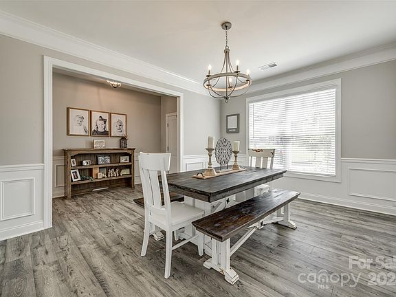 4th image of 422 Willow Tree Dr