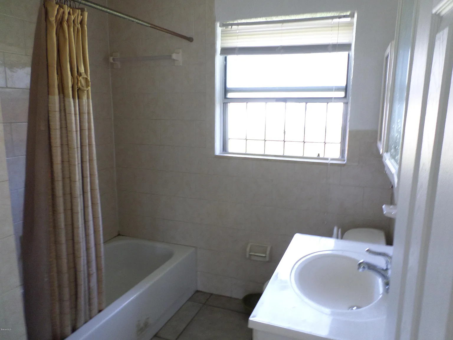 2 bed, 1.0 bath, 806 sqft, $1,300 — Photo 2