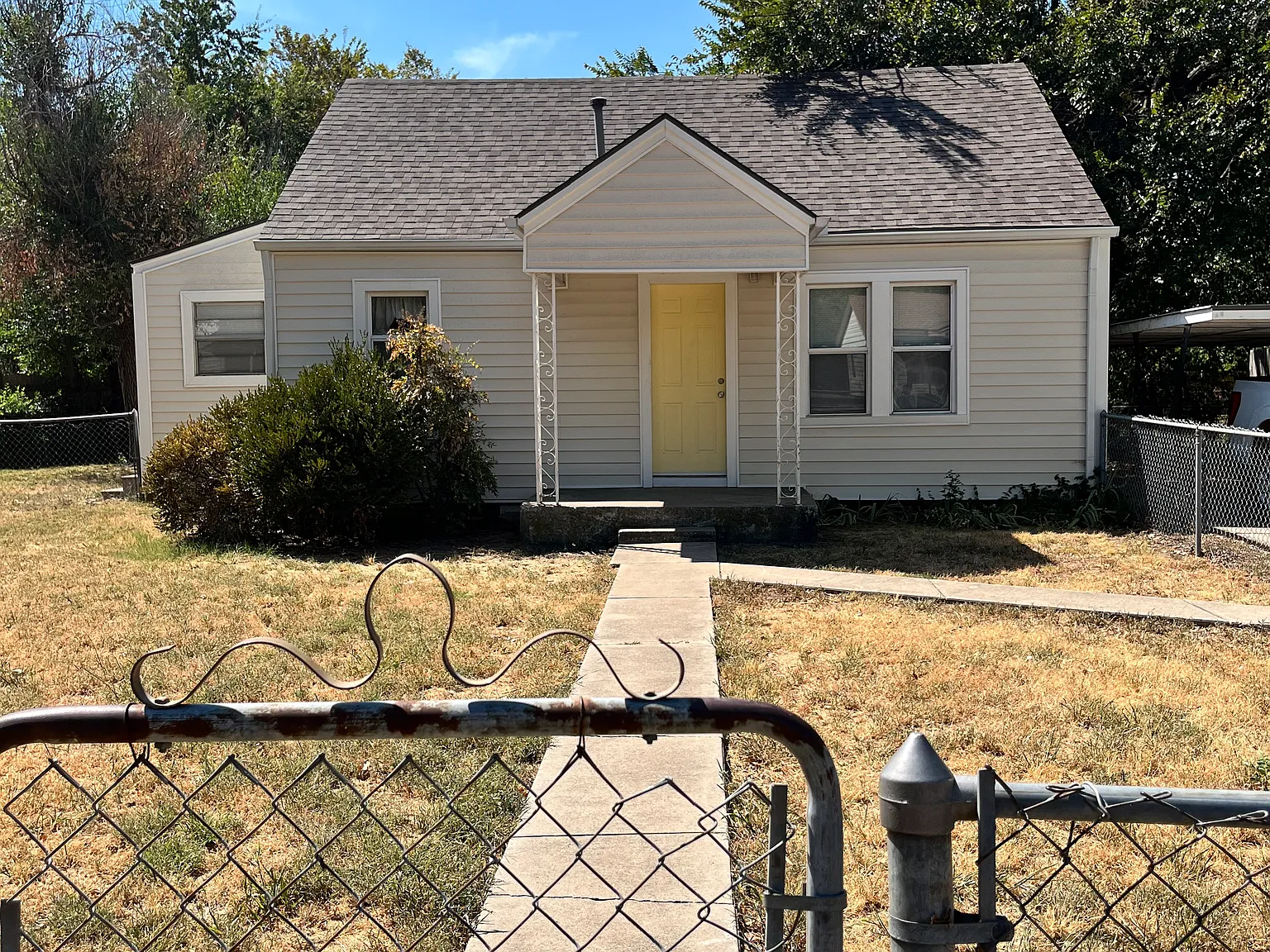 910 E Comanche St — Photo 1