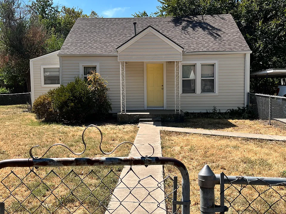 910 E Comanche St