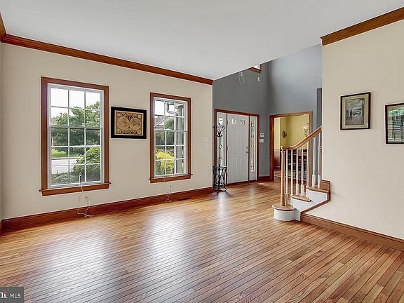4th image of 3211 Harwood Ln