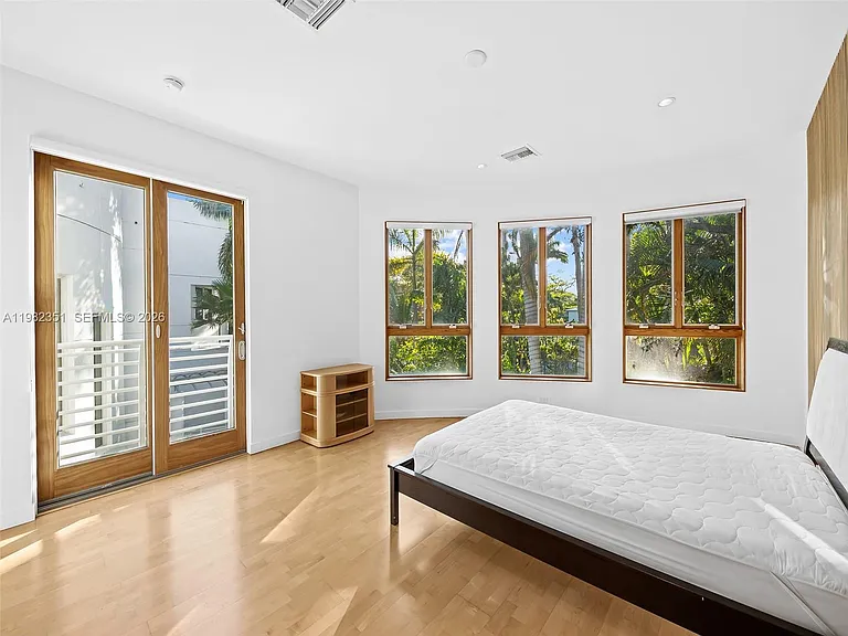 450 Victoria Ter — Photo 23