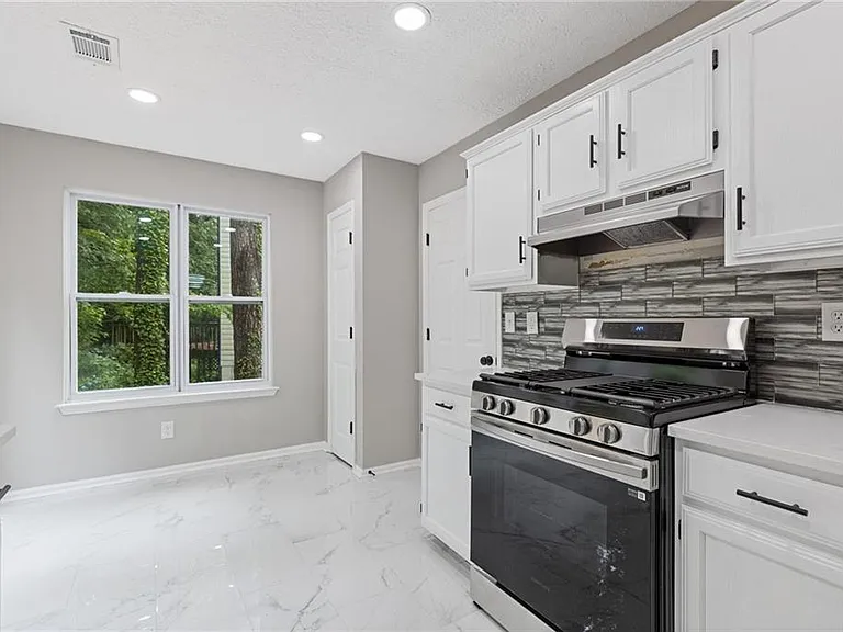 1111 Pin Oak Dr — Photo 8