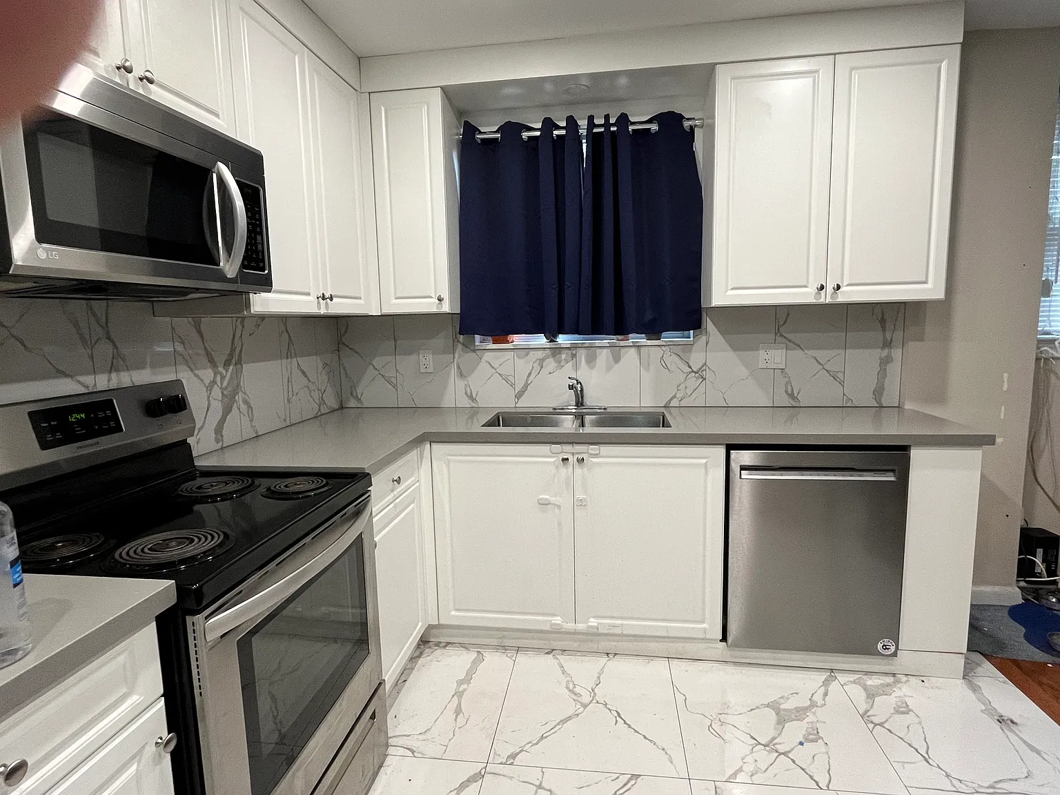 183 Maurice Drive Oakville — Photo 2