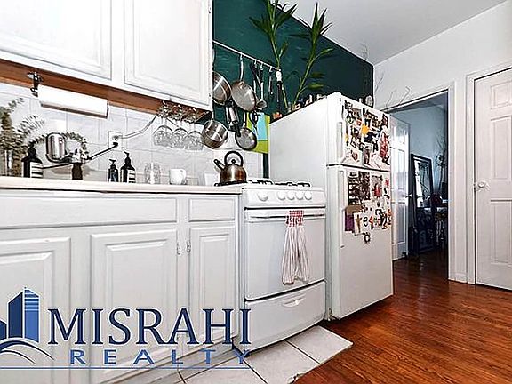 5th image of 138 Orchard St APT 4