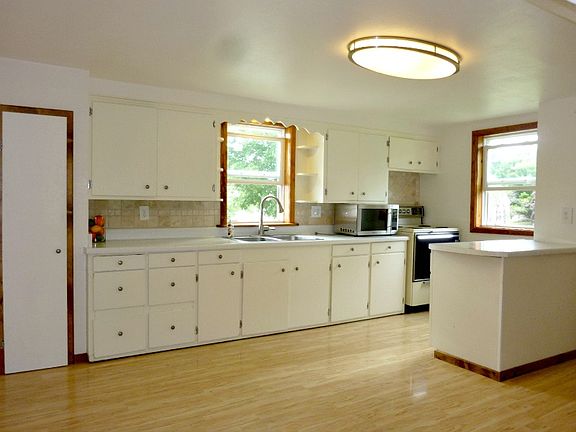 4th image of 704 Fairbanks St