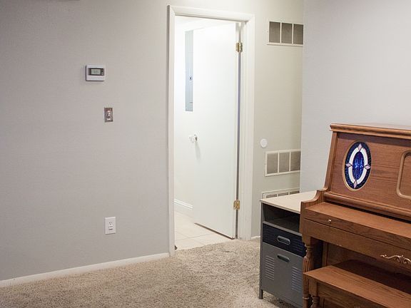 Laundry and alcove from entr