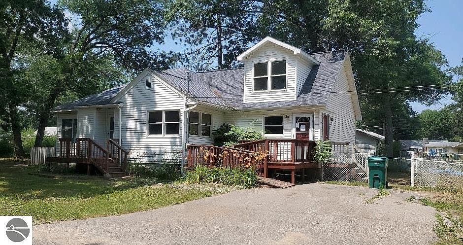 1st image of 121 Cypress Dr
