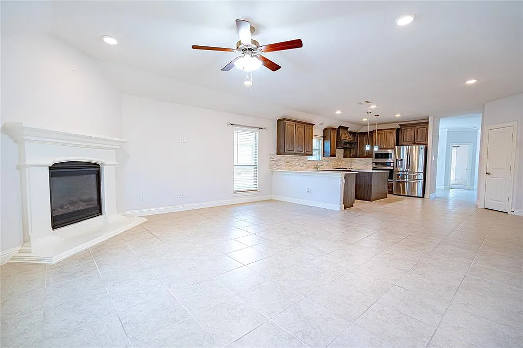 4 bed, 2.5 bath, 2042 sqft, $2,700 — Photo 4