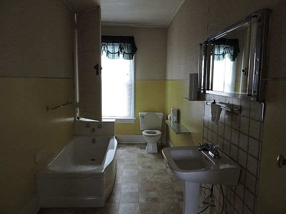 4th image of 638 E Lincoln St