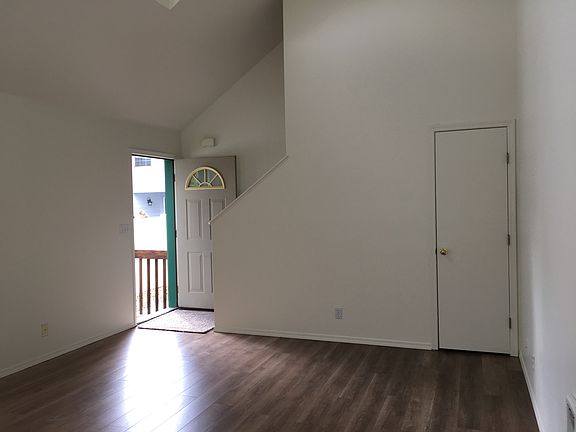 5th image of 1575 NE Tucson Way Unit 1