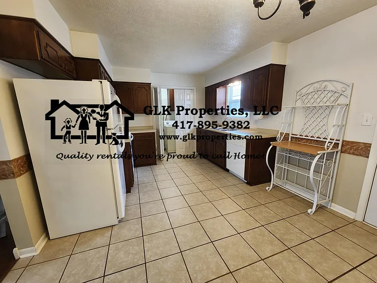 302 N Burton Ave — Photo 3