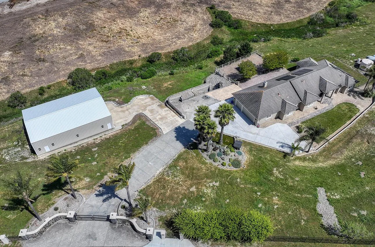 115 Emerald Way photo 1