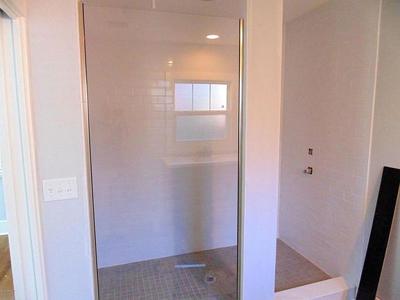 4th image of 1477 Challen Ave