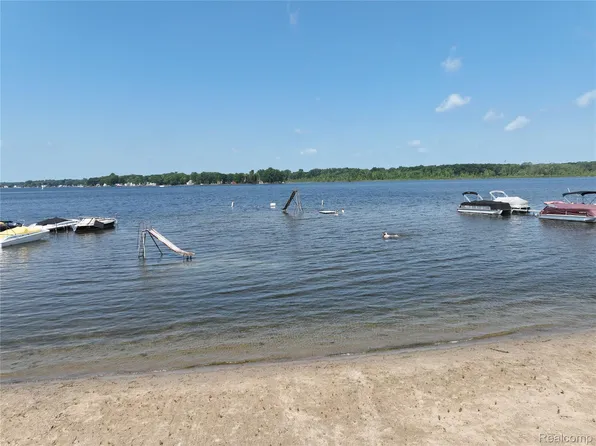 0 Lombardy Ct, Pinckney, MI 48169